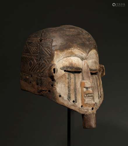 ﻿Masque Suku<br />
R.D. du Congo<br />
Bois. H. 28 cm<br />
...