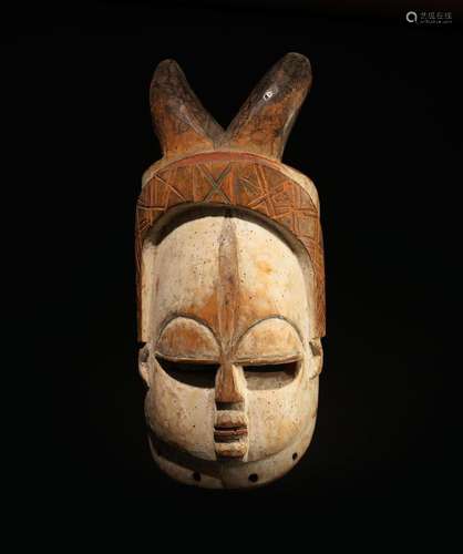 ﻿Masque Bini<br />
Nigeria<br />
Bois polychrome. H. 35 cm<b...