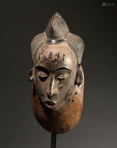 ﻿Masque Guro<br />
Côte d’Ivoire<br />
Bois. H. 38 cm<br />
...