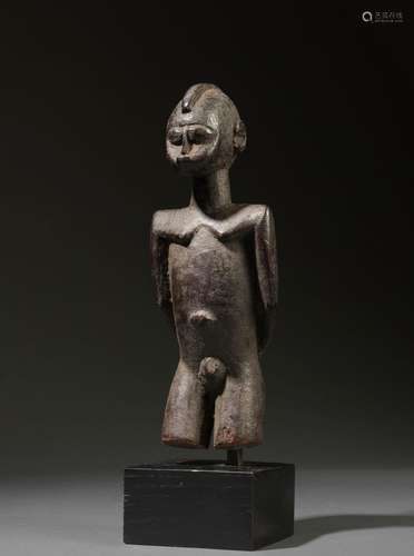 ﻿Statuette Lobi<br />
Burkina Faso<br />
Bois. H.17,5 cm<br ...