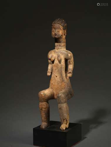 ﻿Statue Ewe<br />
Ghana<br />
Bois. H. 34 cm<br />
La positi...