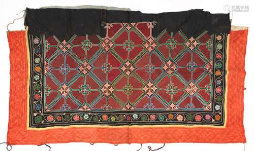 ﻿Textile ornemental brodé de yourte Kazakh<br />
Mongolie, p...