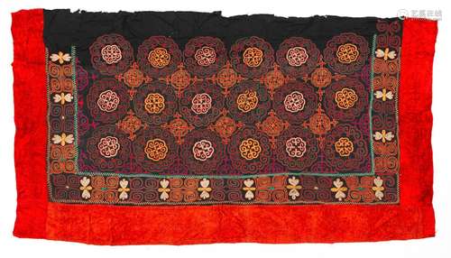 ﻿Textile ornemental brodé de yourte Kazakh<br />
Mongolie, p...