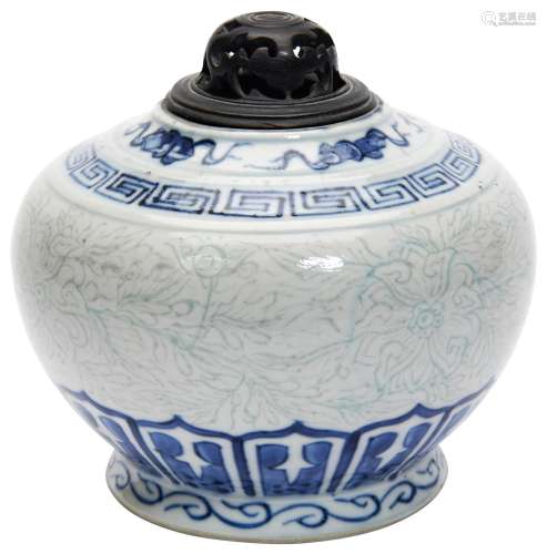BLUE AND WHITE 'LOTUS' JAR DAOGUANG SIX CHARACTER MA...