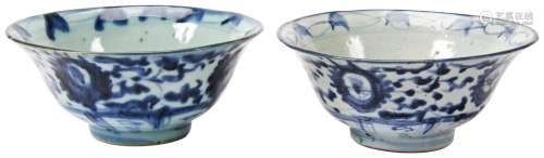 NEAR PAIR OF 'KRAAK-STYLE' BLUE AND WHITE BOWLS 17TH...