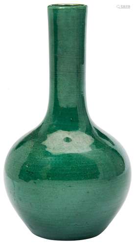 GREEN-GLAZED BOTTLE VASE QING DYNASTY, 18TH CENTURY the side...