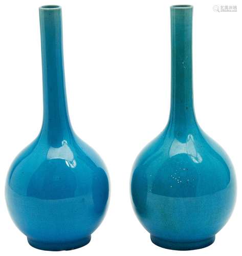 NEAR PAIR OF TURQUOISE-GLAZE BOTTLE VASES QING DYNASTY, 19TH...