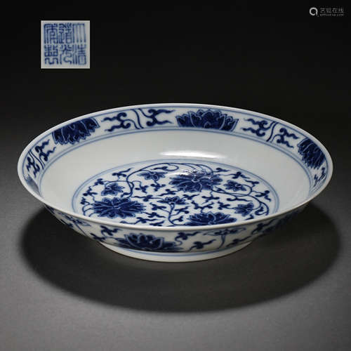 CHINESE QING DYNASTY BLUE AND WHITE PLATE