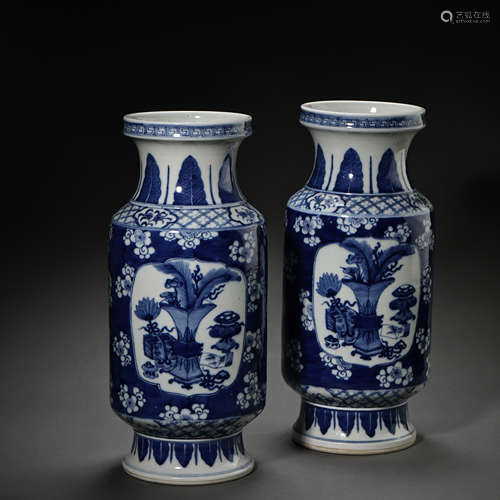 A PAIR OF BLUE AND WHITE VASE, QING DYNASTY, CHINA