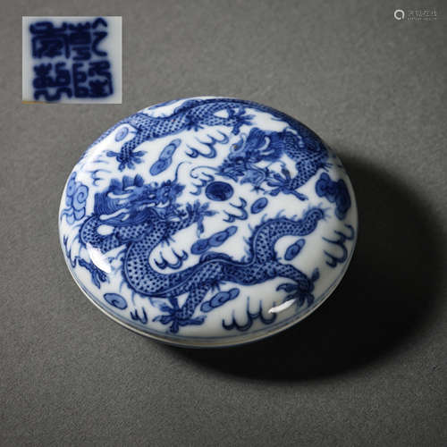 CHINESE QING DYNASTY BLUE AND WHITE LID BOX