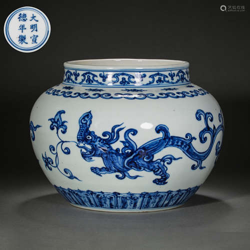 CHINESE MING DYNASTY BLUE AND WHITE DRAGON PATTERN JAR