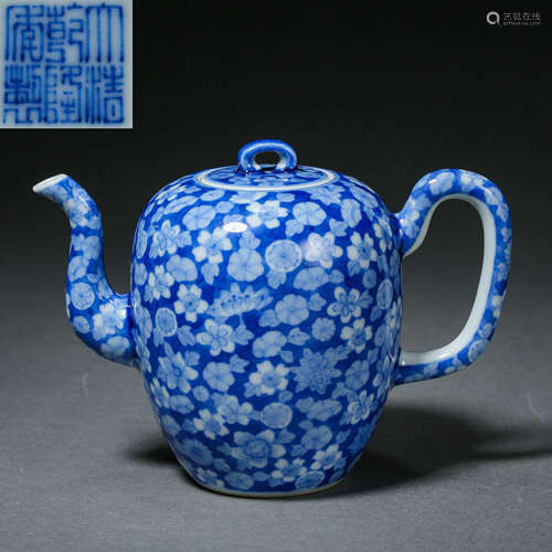 CHINESE QING DYNASTY BLUE AND WHITE POT