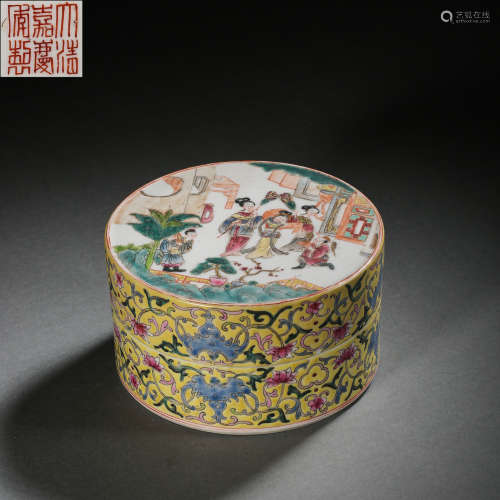 CHINESE QING DYNASTY FAMILLE ROSE LID BOX