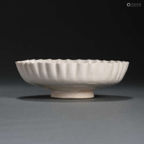 CHINESE SONG DYNASTY DING WARE FLOWER MOUTH PLATE