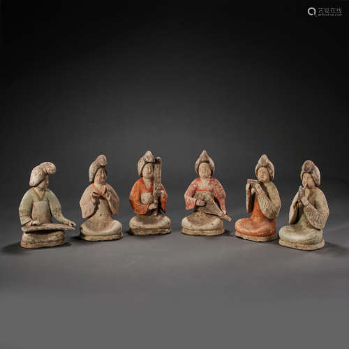 A GROUP OF TANG DYNASTY PAINTED POTTERY FIGURINES