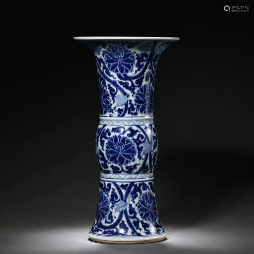 CHINESE QING DYNASTY BLUE AND WHITE FLOWER VASE