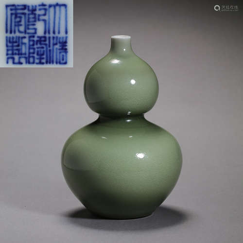 CHINESE QING DYNASTY MONOCHROME GLAZED GOURD BOTTLE