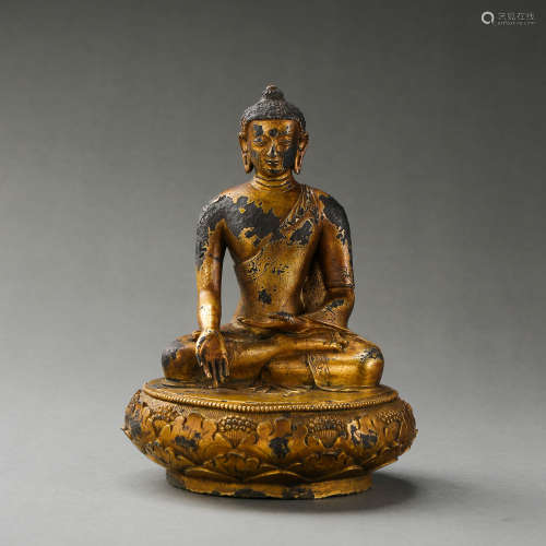 GILT BRONZE BUDDHA STATUE OF THE QING DYNASTY IN CHINA