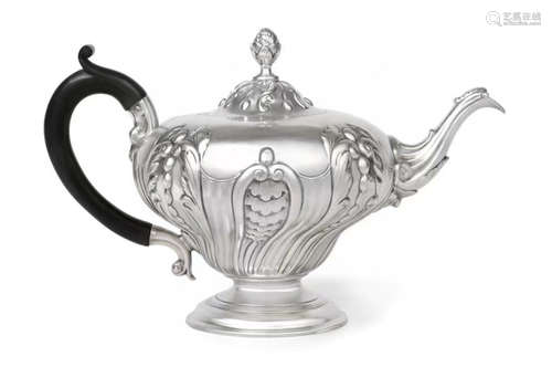 NINETEENTH CENTURY ENGLISH SILVER POT