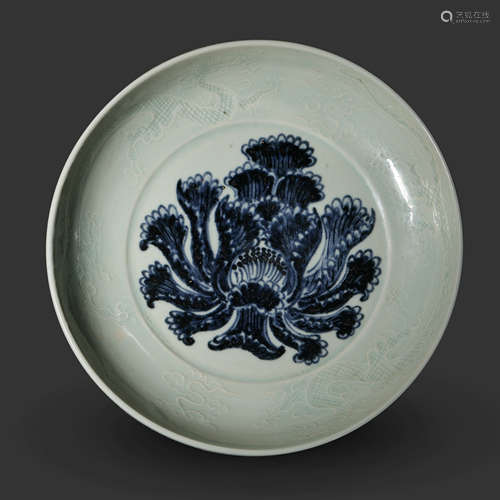 CHINESE QING DYNASTY BLUE AND WHITE PLATE