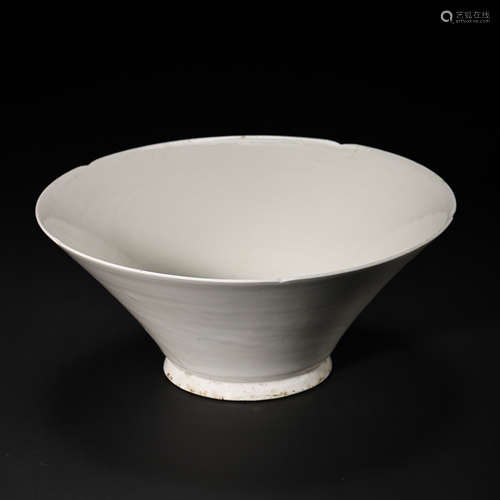 CHINESE JIN DYNASTY CHRONICLE DING WARE FLOWER MOUTH BOWL