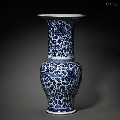 CHINESE QING DYNASTY BLUE AND WHITE VASE