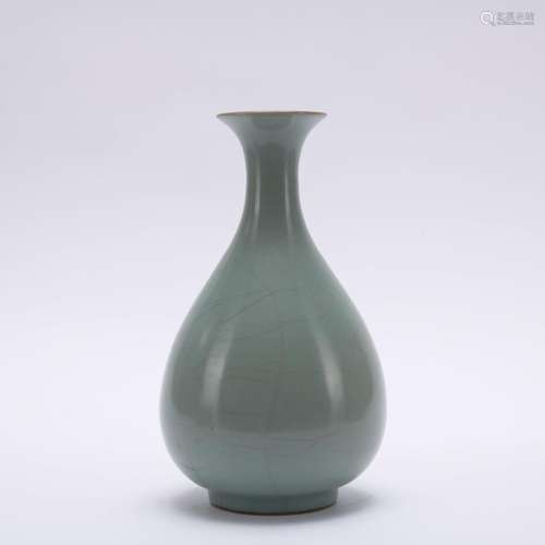 A Ge glazed pear-shaped vase