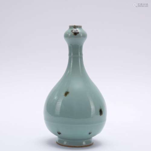 A celadon-glazed garlic-head vase