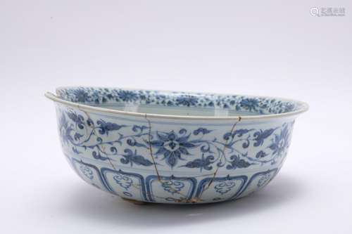 A blue and white 'fish and waterseeds' bowl