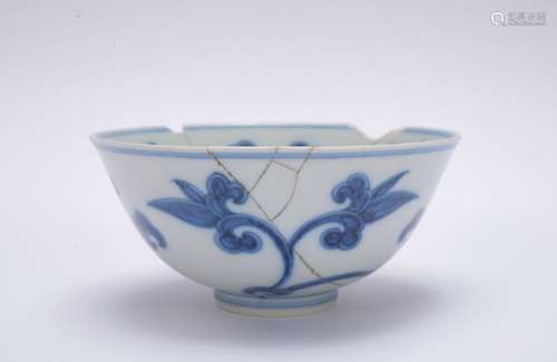 A blue and white 'floral' bowl