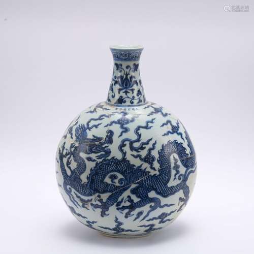 A blue and white 'dragon' moonflask