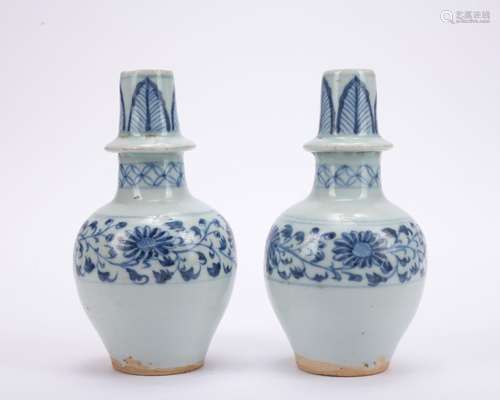 A pair of blue and white 'floral' vase