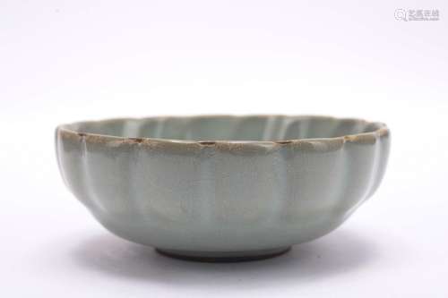 A officer glazed floscelle bowl