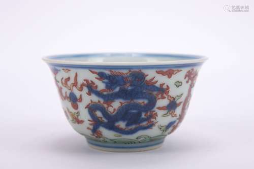 A blue and white Wu cai 'dragon' cup