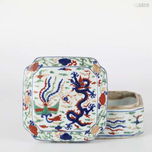 Chinese multicolored dragon and phoenix lid box, Ming