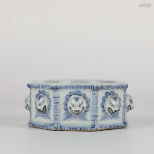 Chinese Yuan Dynasty blue and white porcelain ornaments