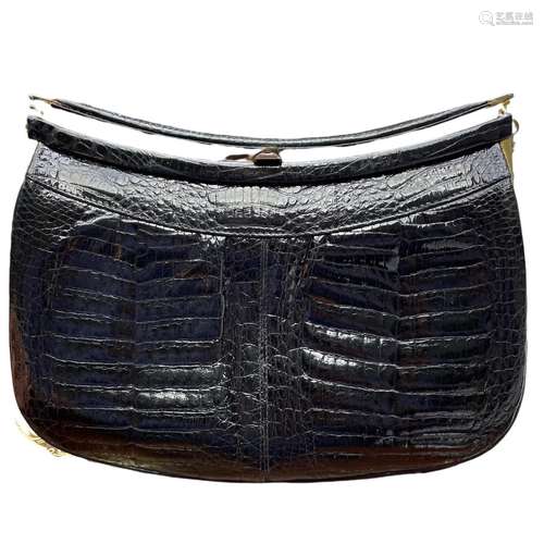 Sac en croco noir, finition dorée. Longue chaine amobible.  ...