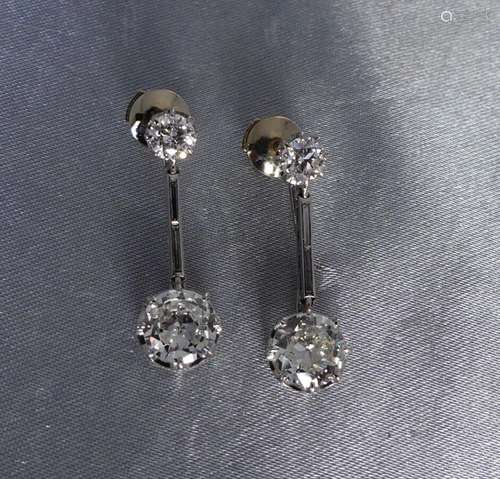 Paire de PENDANTS d'OREILLE en platine et en or gris 750 mil...