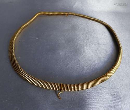 COLLIER spirotube en or jaune 750 millièmes. Une bélière emm...