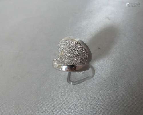 BAGUE incurvée en or gris 750 millièmes