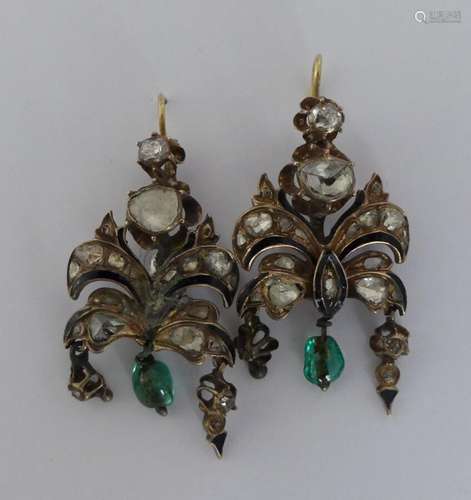 Paire de PENDANTS d'OREILLE en or rose 375 millièmes et en a...