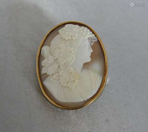 BROCHE sertie d'un camée sur coquillage