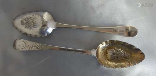 A109 - Paire de BERRY SPOONS en argent