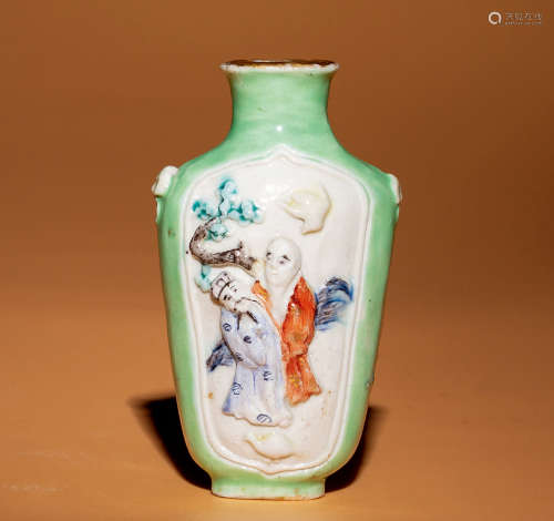 清18世纪  粉彩雕瓷苏东坡与佛印鼻烟壶