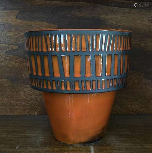 Roger CAPRON (1922-2006)<br />
Cache pot orange à décor géom...