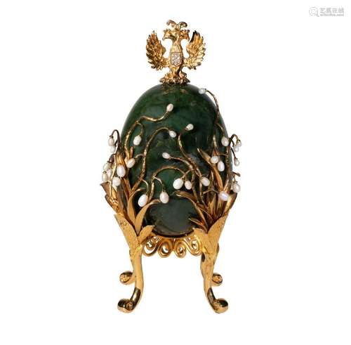 Dans le goût de FABERGE OEUF en pierre dure verte, entouré d...