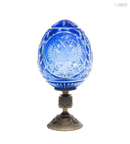 FABERGE trois OEUFS en cristal taillé bleu, l'un à décor d'u...