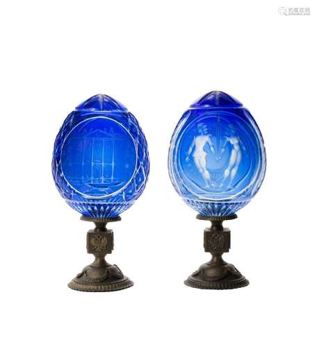 FABERGE  Réunion de deux OEUFS en cristal taillé bleu, l'un ...