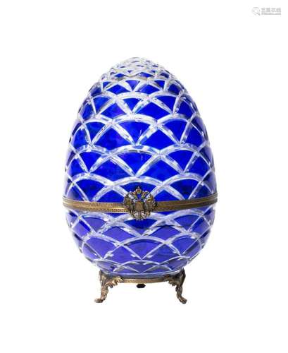 FABERGE FRANCE, OEUF en cristal taillé bleu de forme ovoïde ...