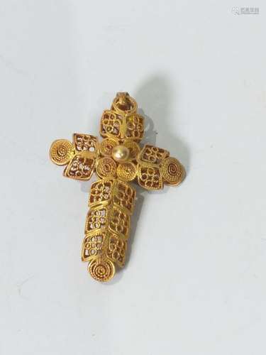 CROIX en or filigrané. En R. 4,5 x 2,5 cm<br />
P: 5.2 g